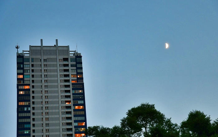 千葉市中央公園上空に輝く月