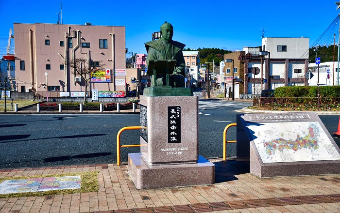 JR高萩駅前の長久保赤水の銅像
