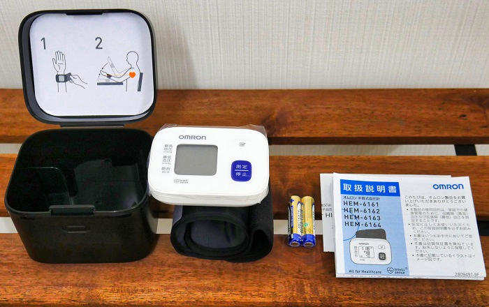 手首計測式の血圧計、内容物一式