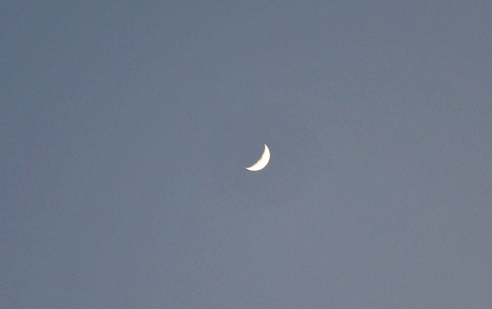 千葉市中心部上空の月（2022年2月6日撮影）