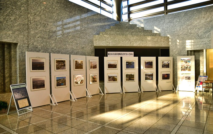 本庁舎1階県民ホールでの東日本大震災についての写真パネル展示