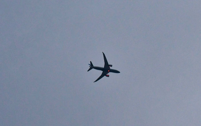 千葉市上空を飛行する旅客機（2022年6月13日撮影）