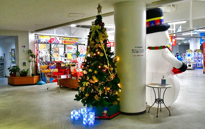 千葉ポートタワー入口のクリスマスツリー