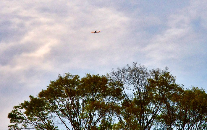 千葉市中央区上空を飛ぶ旅客機